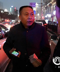 手上拿大叠人民币 老赖说他没钱赔