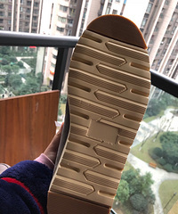 跟团给老公买的UGG,毛毛汪实还好看,过年穿去北京没问题了