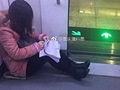 坐个地铁差点被绊倒