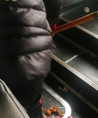 坐公车看到一个懂事的小妹妹