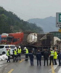 渝万高速发生连环车祸,事故路段封闭