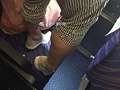 中年女子脚踩飞机座位
