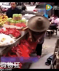 去买菜,老板突然蹲下去,要小心