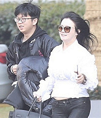 冉莹颖怀第三胎了?肚子好明显