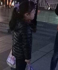 又有小孩卖花!不买就哭抓着不放