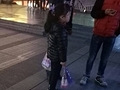 观音桥有小孩强卖花