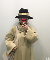 今天穿了套浅米色大衣,给人黑温柔的感觉