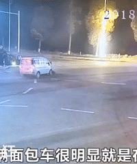 十字路口闯红灯,面包车瞬间撞翻越野车