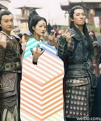 近日娱乐圈发照片时都喜欢打马赛克