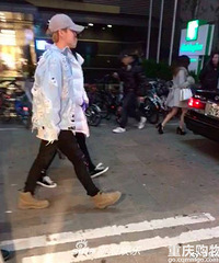 鹿晗关晓彤新年同游日本,一路说说笑笑