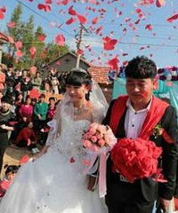 老家流行的丑陋风气,结个婚要扒层皮