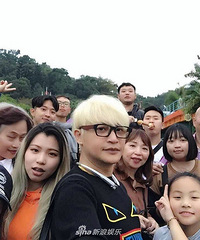 终于不辣眼了!陈志朋携闺蜜同游游乐场