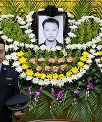 被刺民警救过的孩子找了他20年