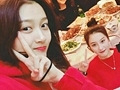 关晓彤旁边的美女是谁