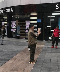 北城天街好多“摄影师”拿着长筒炮街拍,找亮点