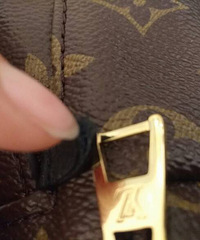 上个月在国金中心买的LV小书包,今天突然发现小黑皮居然脱胶了