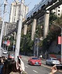 轻轨李子坝站俨然已成为拍照圣地