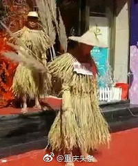 南坪一商家在街头上演山寨维密秀