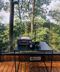 穿着新衣服到南之山书屋