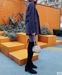 小西装配过膝靴显腿长【今天穿什么】