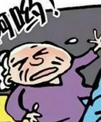 不小心把老人碰到在地,结果...