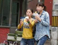 你们会边走路边吃东西吗?
