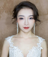 ����ױ�о��Լ�����һ���ˣ�С������ֽױ���������Ů��