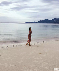 淘宝上买了一条沙滩裙,正好穿去海边,照相超有感觉