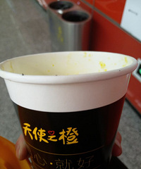 轻轨站的鲜榨橙汁机器,你这么脏是逗我吗?
