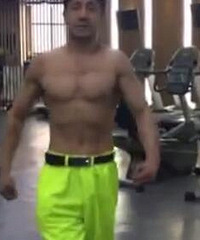 56岁环卫大爷健身练出倒三角:退休想做男模