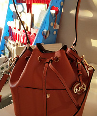 年前代购发MK官网特价拿下,颜色鲜亮正适合现在用