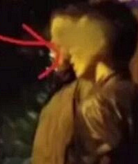 男子武大校园剧烈摇动樱花树被曝