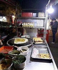 女留学生西政门前摆摊卖煎饼