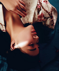 ���õȵ��ݵ�ʱ��΢�ֹ���Ҳ���ĳ����۵���Ů������