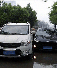 加塞被拒,五菱宏光愤怒别车