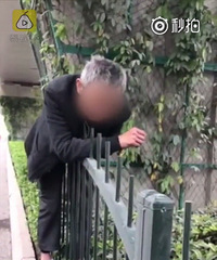 大叔翻越护栏,铁栏杆刺进下体