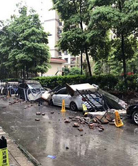 重庆一小区围墙垮塌,私家车被砸