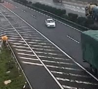 这辆小车害了2辆货车