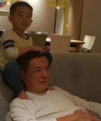 Jasper骑在外公头顶看电视