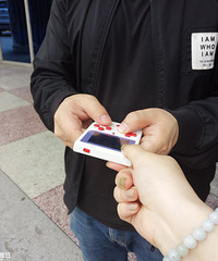 等轻轨的时候耍它,回头率好高啊!