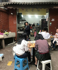 品尝最近大坪很火的烤猪蹄