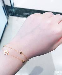 终于买了种草已久的周大福星星手链,好看不贵,显得手很秀气!