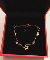 终于买了种草已久的周大福星星手链,好看不贵,显得手很秀气!