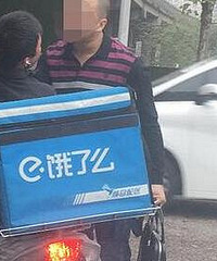快递小哥撞车想跑被扇耳光?