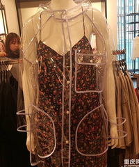 ZARA这件299的雨衣!你能接受吗?有点看不懂