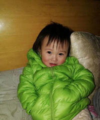 小黑煤球逆袭成秀气宝宝,留起长头发像个妹妹一样