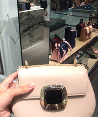 ����һ����Ů�ı����̩����������Ʒ��