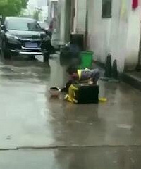 外卖小哥车子被偷痛哭?摆拍