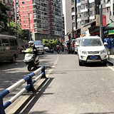 小区门口好多乱停的车