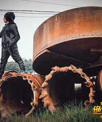 在废品垃圾堆放的地方,用手机拍出“吃鸡”场景大片,简直神还原